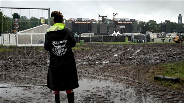 Metalfans feiern in Wacken, aber nicht alle dürfen rein Ein Metal-Fan vor einem noch geschlossenen Einlass zu den beiden Hauptbühnen.