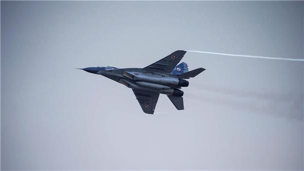Berlin stimmt Lieferung polnischer MiG-29 an Ukraine zu Ein MiG-29-Kampfjet der polnischen Luftwaffe bei einer Luftfahrt-Schau.