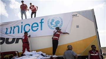 Ein mit Hilfsgütern beladener LKW steht am 20.10.2023 vor dem Grenzübergang Rafah zwischen Ägypten und dem Gaza-Streifen. Das UN-Kinderhilfswerk (Unicef) hat eigenen Angaben zufolge keinen Kontakt mehr zu seinen Kollegen in Gaza.