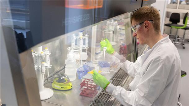 Biontech: Neuer Impfstoff im September Ein Mitarbeiter arbeitet beim Unternehmen Biontech. Im September soll es einen neuen Covid-19-Impfstoff geben.