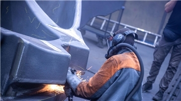 Ein Mitarbeiter arbeitet in einer Eisengießerei. Die Erzeugerpreise gewerblicher Produkte sind im Juli im Vergleich zum Vorjahresmonat deutlich gesunken.