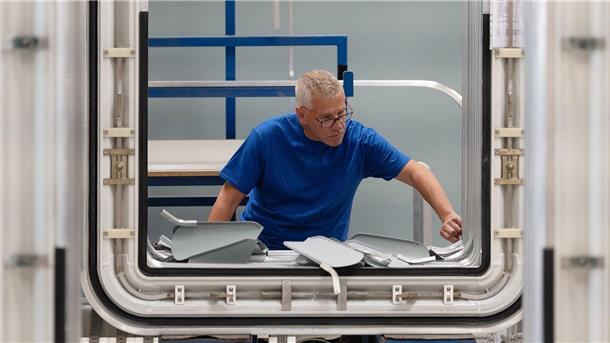 Ein Mitarbeiter der Hübner-Werke arbeitet an einem Übergangssystem der ICE 3-Flotte.