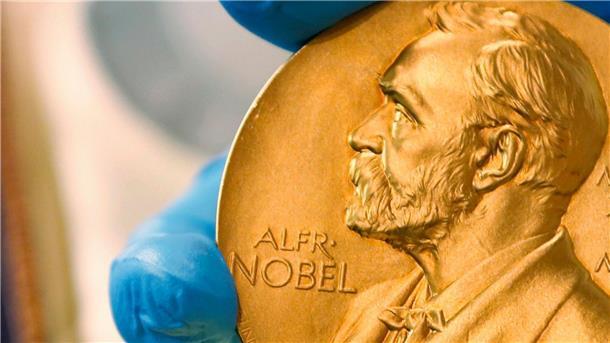 Friedensnobelpreis für Iranerin Narges Mohammadi Ein Mitarbeiter der Nationalbibliothek zeigt eine goldene Nobelpreismedaille.