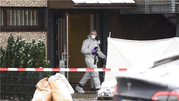 Amoktäter bei Zeugen Jehovas ist Ex-Gemeindemitglied Ein Mitarbeiter der Spurensicherung kommt aus dem Versammlungsgebäude in Hamburg. Dort sind sind mehrere Menschen getötet und einige verletzt worden.