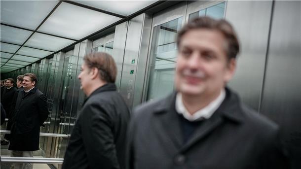 Spionage-Affäre: AfD droht Wahlkrampf Ein Mitarbeiter des AfD-Abgeordneten Maximilian Krah steht unter dem Verdacht der Spionage für China, trotzdem halten Chrupalla und Weidel an ihrem Spitzenkandidaten für die Europawahl fest.