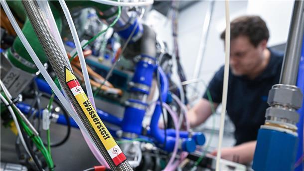 Wie Autozulieferer die Transformation bewältigen können Ein Mitarbeiter des Automobilzulieferers Mahle arbeitet am Stammsitz in Stuttgart an einer Test-Brennstoffzelle.