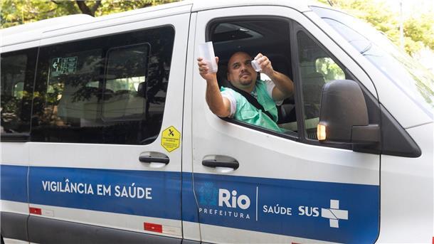 Studie: Klimawandel verschärft Ausbreitung des Denguefiebers Ein Mitarbeiter des brasilianischen Instituts Fiocruz setzt in Rio de Janeiro Gelbfiebermücken frei, die mit Wolbachia-Bakterien modifiziert wurden. (Archivbild)