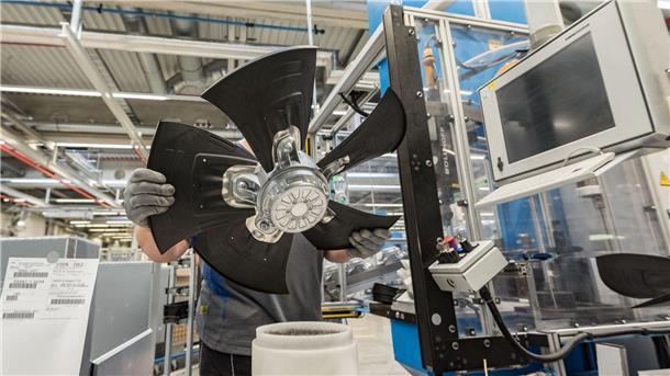Deutsche Elektroindustrie exportiert auch im August weniger Ein Mitarbeiter eines Herstellers von Ventilatoren und Elektromotoren montiert einen Lüfter.