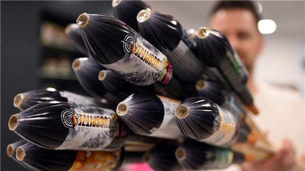 Feuerwerk trotz höherer Preise „beliebt wie nie“ Ein Mitarbeiter hält im Showroom der Feuerwerksfirma Weco Silvesterraketen.