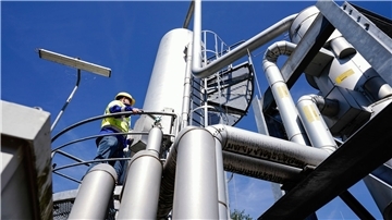 Ein Mitarbeiter steht auf dem Gelände eines Gasspeichers auf einer Absorber-Anlage in Frankenthal.