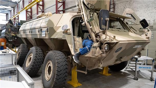 Ampel-Regierung bricht Rüstungsexport-Rekord Ein Mitarbeiter von Rheinmetall arbeitet an einem Panzer vom Typ Fuchs.