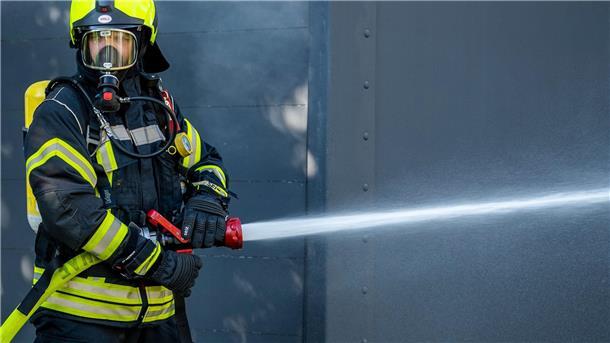 Scheune mit Fahrzeugen in Osterholz-Scharmbeck ausgebrannt Ein Mitglied der Feuerwehr beim Löscheinsatz.