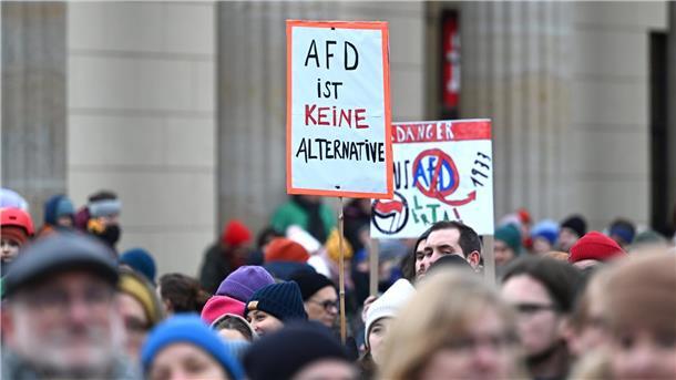 Demonstranten halten ein Schild hoch auf dem steht: AfD ist keine Alternative.