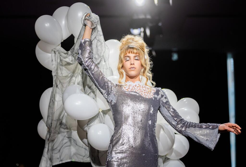 Berlin Fashion Week: Kilian Kerner mit politischer Botschaft Ein Model schwebt bei der Show des Labels „Glück“ über den Laufsteg.