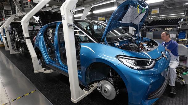 VW und BMW holen laut Analyse bei Wende zu Elektroautos auf Ein Modell der neuen Generation des ID.3 wird im Werk von Volkswagen in Zwickau montiert.
