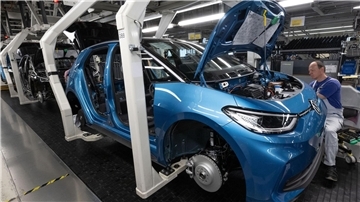 Ein Modell der neuen Generation des ID.3 wird im Werk von Volkswagen in Zwickau montiert.