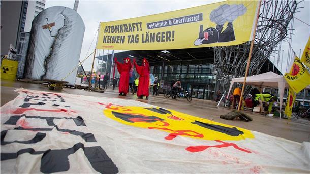 Ein Modell eines Atomkraftwerks und ein Banner mit der Aufschrift „Atomkraft! gefährlich & überflüssig! Keinen Tag länger!“ steht vor Beginn des Bundesparteitags der Grünen in Bonn vor dem World Conference Center.