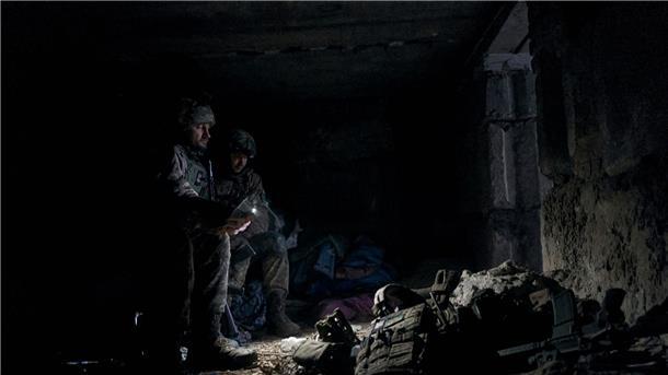 Ein Moment der Rast: Ukrainische Soldaten ruhen sich in einem Unterstand in der Nähe von Bachmut aus.