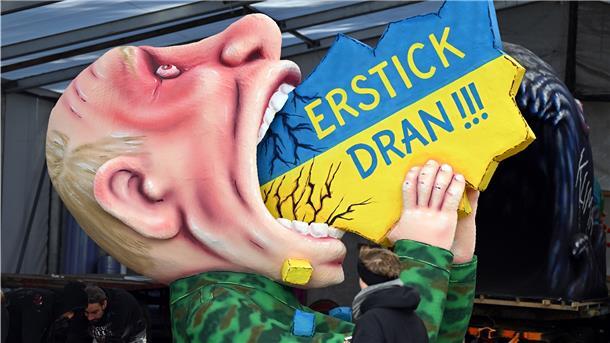 Ein Motivwagen mit dem russischen Präsidenten Putin, der die Ukraine schluckt. Nicht lustig, aber ein bisschen was Wahres ist dran ...