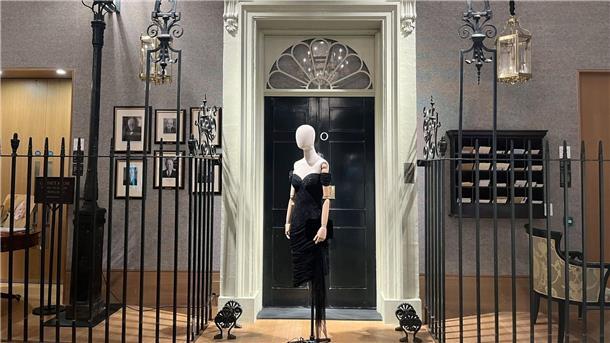 Auktionshaus versteigert Requisiten aus „The Crown“ Ein nachgebauter Eingang zum Londoner Regierungssitz in der Downing Street und ein nachgeschneidertes Kleid, das Prinzessin Diana einst trug („Revenge Dress“) werden vor einer Versteigerung im Auktionshaus Bonhams ausgestellt.