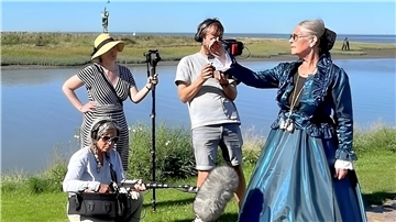 Fernsehteam filmt Frau