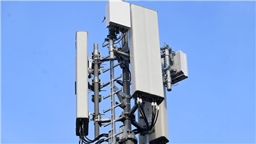 Ein neuer 5G-Mobilfunkmast von Vodafone auf einem Hochhaus in Düsseldorf.
