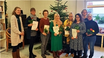 Ein neuer Kursus von Seniorenbegleiterinnen hat seine Ausbildung abgeschlossen. Unser Bild zeigt (von links) Monika van Büren (KVHS, Fachbereichsleitung Berufliche Bildung), Anna-Theresa Max, Margret Dierksen, Hatice Cinko, Jutta Dankert, Claudia Müller, Christine Sassen-Schreiber vom Seniorenstützpunkt und die Dozentin Birgit Beerhorst.