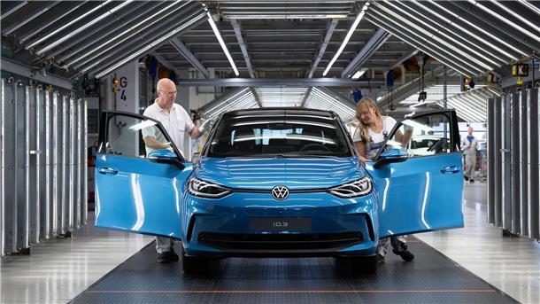 Autoreparatur-Studie: Neue Ersatzteile schlecht fürs Klima Ein neuer VW ID.3 im Volkswagen-Werk Zwickau. Für ihre Berechnung der CO2-Emissionen bei der Reparatur von Unfallwagen legten die Studienautoren den Einbau einer neuen Vordertür des Elektroautos zugrunde.