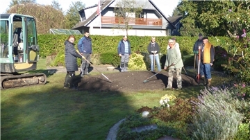 Ein neues Gräberfeld für Urnenbestattungen wurde in ehrenamtlicher Arbeit auf dem Uthleder Friedhof angelegt. Im Vordergrund das erste Rondell, das jetzt schon fast voll belegt ist.
