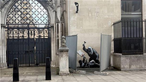 Ein neues Kunstwerk des Straßenkünstlers Banksy ist an der Fassade des Royal Courts of Justice in London zu sehen und zeigt einen Richter, der einen Demonstranten mit einem Hammer schlägt.