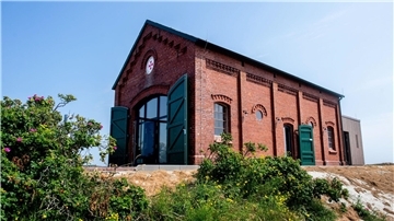 Ein neues Museum im sanierten, historischen Rettungsschuppen von Spiekeroog erzählt seit Kurzem von den Anfängen der Seenotrettung und der später gegründeten Deutschen Gesellschaft zur Rettung Schiffbrüchiger (DGzRS).