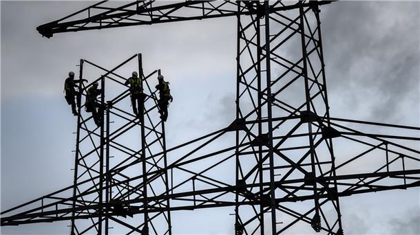 Erste Abschnitte von neuer Stromtrasse fertig Ein nicht mehr benötigter Freileitungsmast der alten Bestandsleitung wird abgebaut.
