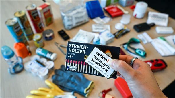 Ein Notfallpaket aus der Krisenvorsorge mit typischen Bestandteilen wie Streichhölzern, Radio, Taschenlampe, Wasser, Konserven, Erste-Hilfe-Set, Feuerzeug, Hygieneartikeln, Handschuhen, Akkus und Batterien liegt beim Deutschen Roten Kreuz DRK. 