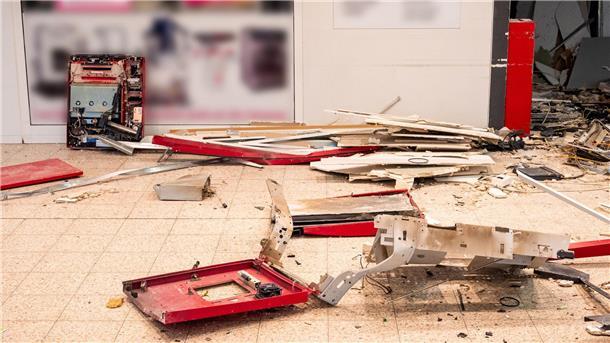 Geldautomaten gesprengt - Verfolgungsjagd mit Polizei Ein oder mehrere Täter haben in der Nacht zu Montag zwei Geldautomaten gesprengt und dabei Geld erbeutet.