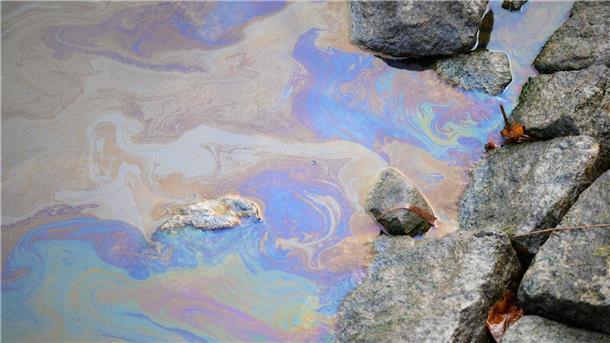 Nord-Ostsee-Kanal bleibt über Weihnachten gesperrt Ein Ölfilm auf dem Wasser des Nord-Ostsee-Kanals. Die weltweit meistbefahrene künstliche Seewasserstraße bleibt nach einem Ölunfall voraussichtlich mindestens bis zum 28. Dezember für die Schifffahrt gesperrt.