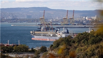 Ein Öltanker liegt im Hafen der russischen Hafenstadt Noworossijsk am Schwarzen Meer.