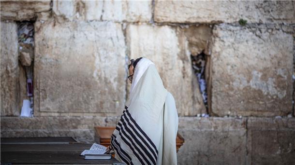 Ein orthodoxer Jude betet an der Klagemauer in der Altstadt.