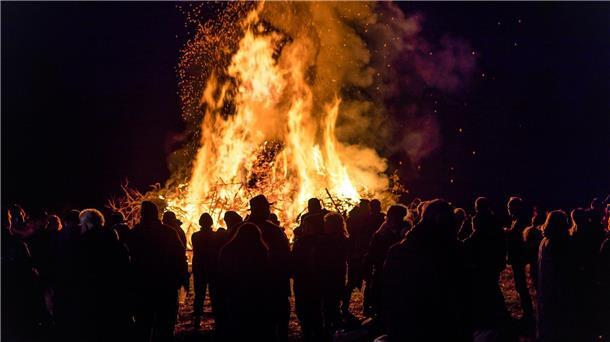 Karsamstag - zwischen Konsum und Grabesruhe Ein Osterfeuer erhellt die Nacht. (Archivbild)
