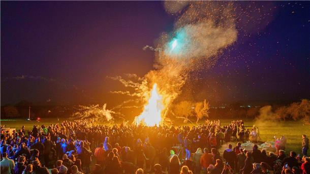 Karsamstag - zwischen Konsum und Grabesruhe Ein Osterfeuer erhellt die Nacht. (Archivbild)