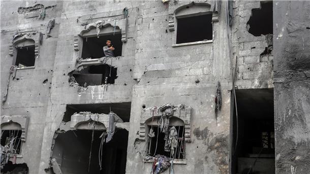Ein Palästinenser inspiziert ein zerstörtes Haus nach einem israelischen Luftangriff in Rafah.