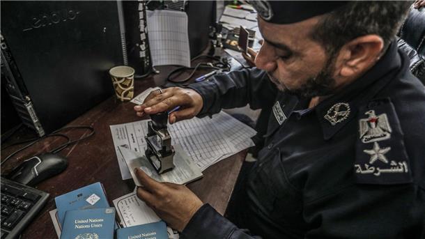 Ein palästinensischer Beamter kontrolliert die Pässe: Können die Menschen den Gazastreifen in Richtung Ägypten verlassen?