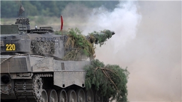 Ein Panzer Leopard 2A6 des Panzerlehrbataillones 93 der Bundeswehr auf dem Truppenübungsplatz Oberlausitz.