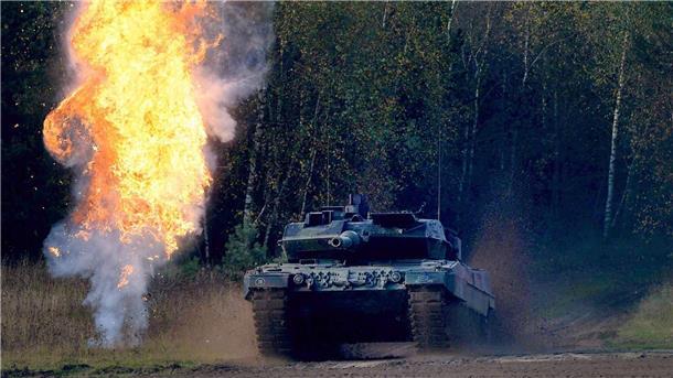 Heute Panzer, morgen Kampfjets? Waffen-Debatte ohne Ende Ein Panzer Leopard 2A6 während einer Übung im niedersächsischen Bergen.
