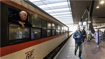 Ein Passagier an Bord des neuen Nachtzuges, der zwischen Berlin, Amsterdam und Brüssel verkehrt, schaut aus einem Zugfenster.
