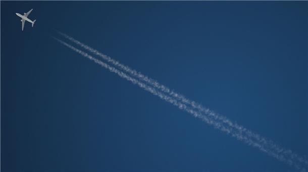 1,5 Grad sind übertroffen - ist das 1,5-Grad-Ziel verfehlt? Ein Passagierflugzeug hinterlässt beim Flug CO2 und Kondensstreifen. (Archivbild)