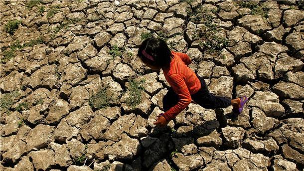 Wetterphänomen El Niño kostet Weltwirtschaft viele Billionen Ein philippinisches Kind läuft in der Provinz Cavite auf den Philippinen in einem ausgetrockneten Bewässerungskanal, der durch das Wetterphänomen „El Niño“ ausgetrocknet war.