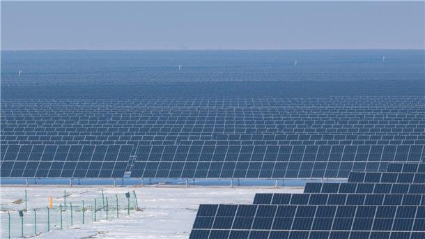 Wie China mit Solar seine Probleme löst Ein Photovoltaik-Energieprojekt in der Autonomen Präfektur Changhi der Hui.
