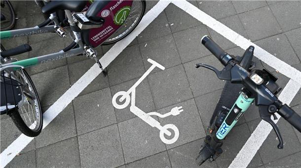 Ein Piktogramm weist auf eine Abstellfläche für E-Scooter hin. Die Stadt Frankfurt setzt seit einem Jahr auf kostenpflichtige Sondernutzungserlaubnisse für die Verleiher der Scooter.