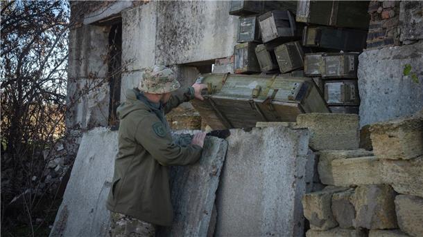 Ein Pionier der ukrainischen Armee untersucht von den russischen Truppen zurückgelassene Munition.