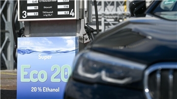 Ein Pkw parkt vor einer E20-Tankstelle im Werk der Südzucker-Tochter CropEnergies in Zeitz.